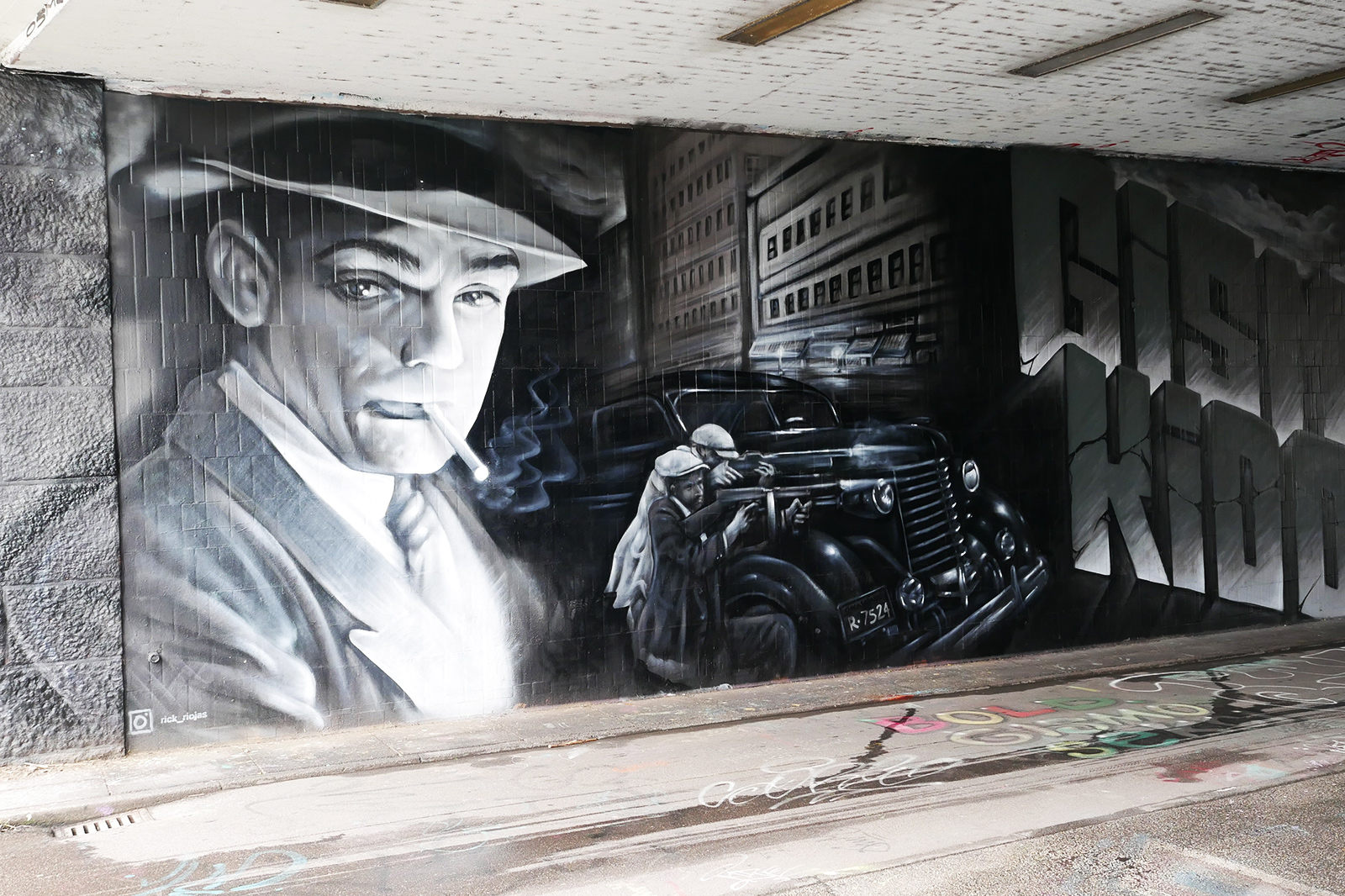 Großformatiges Schwarzweiß-Graffiti mit Filmszene – Wandgestaltung in Mannheim